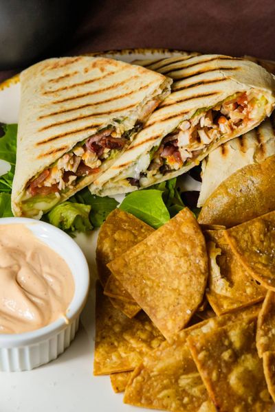 Piadina de Pui si Bacon Acompaniat de Nachos